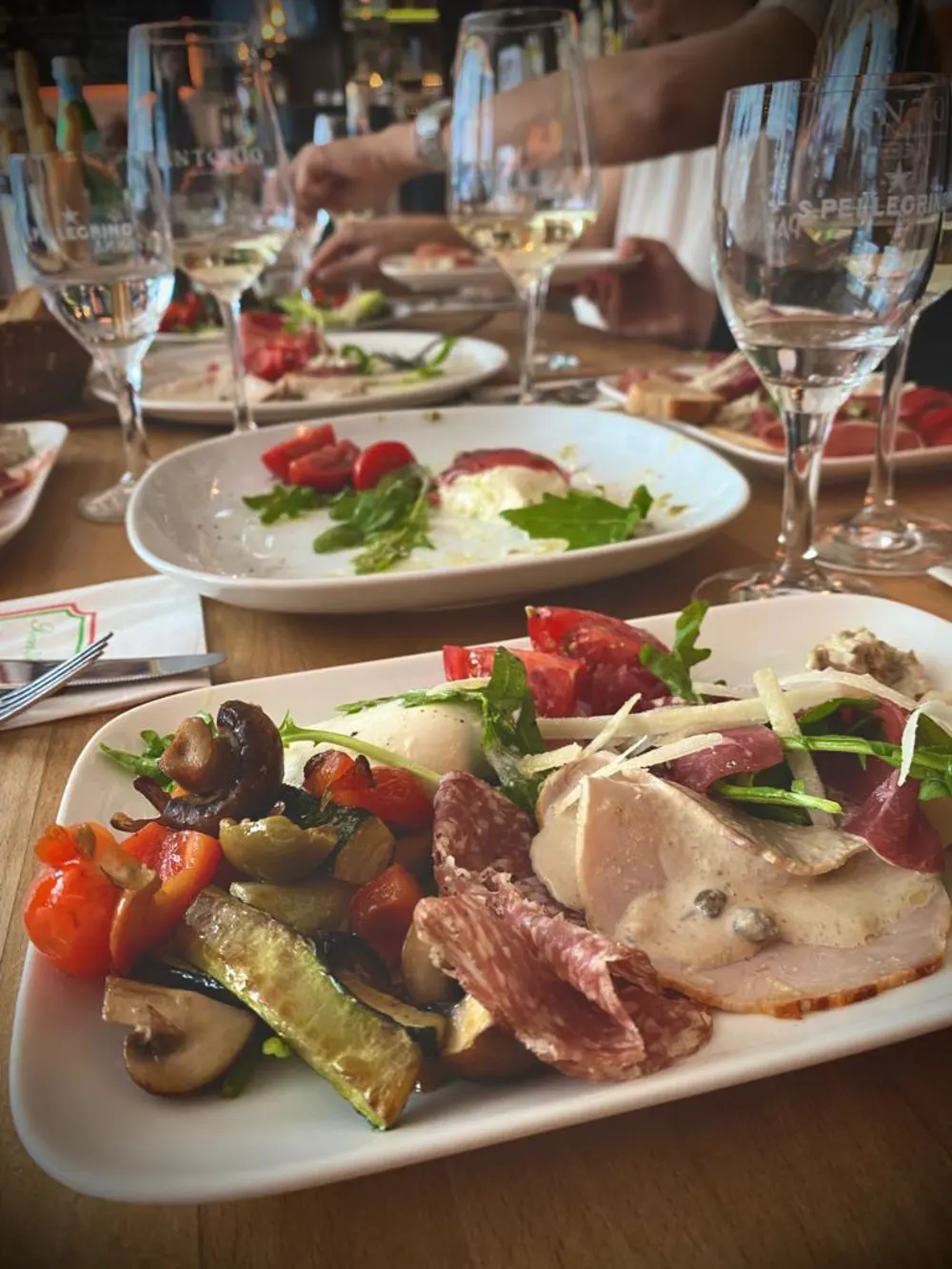 Antipasti-Teller mit Wein