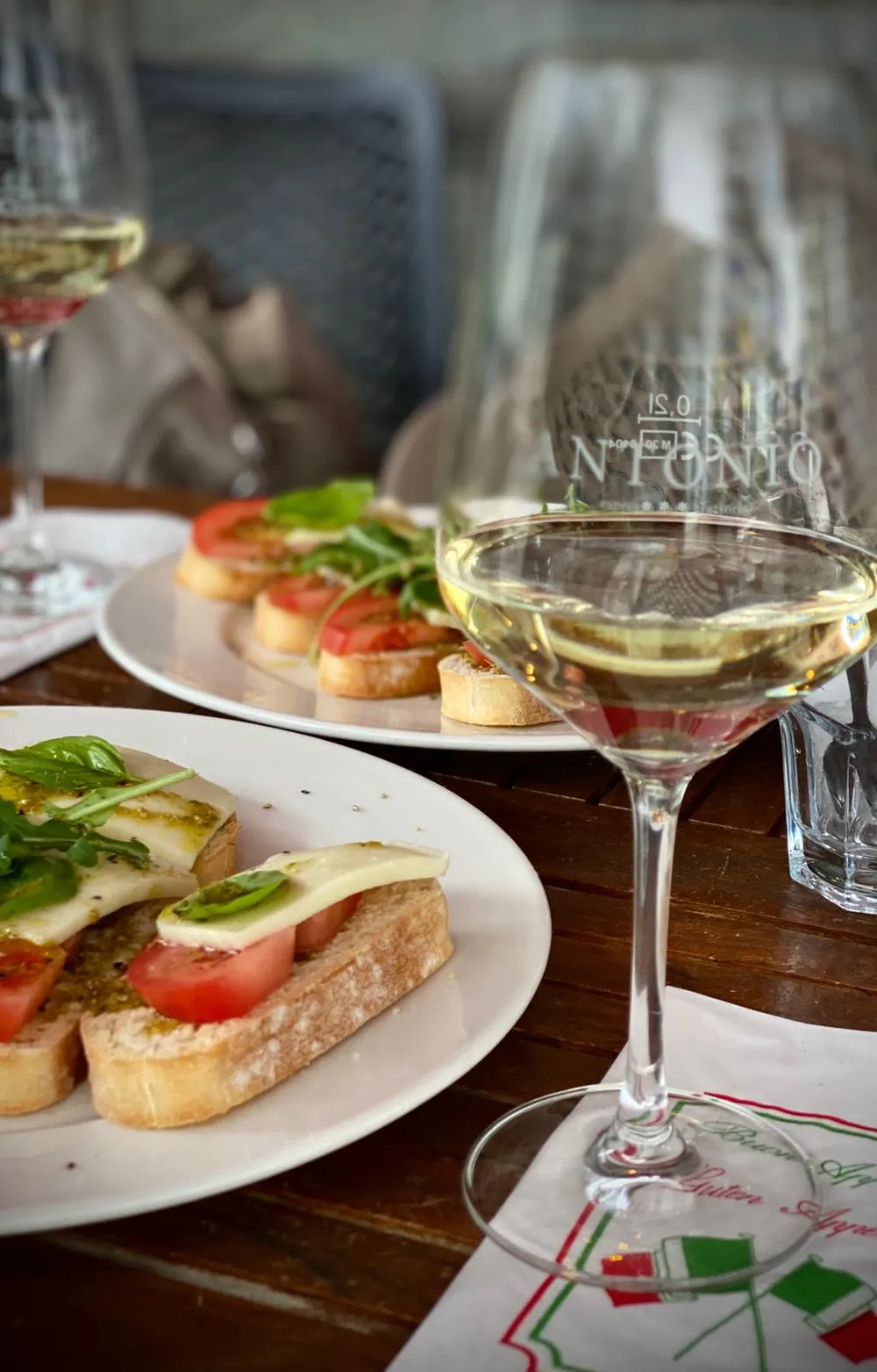 Bruschetta mit einem Glas Wein