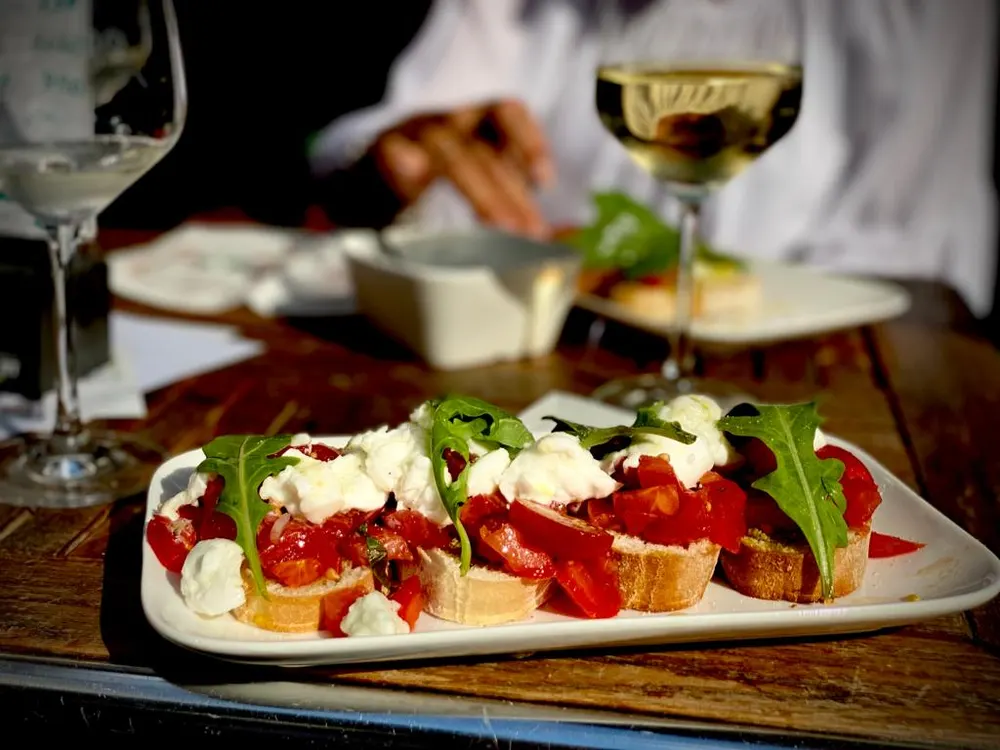 Caprese wird serviert