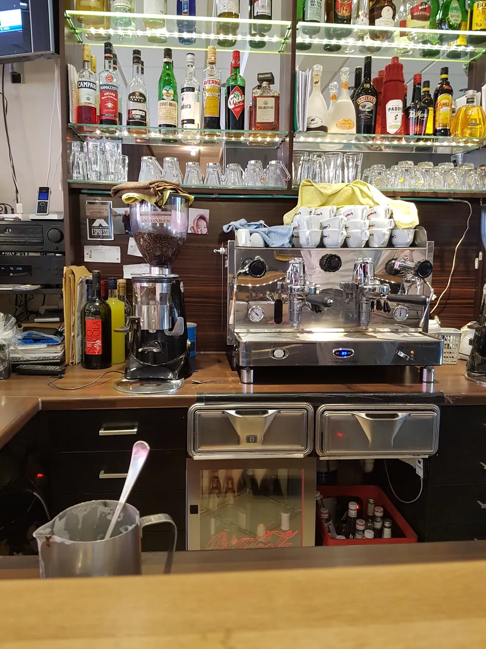 Die Espressomaschine hinter der Bar
