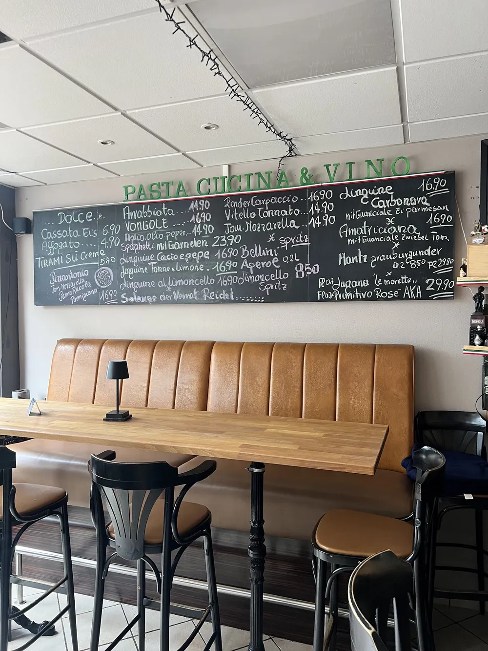 Die Kreidetafel mit der Karte über der Bank