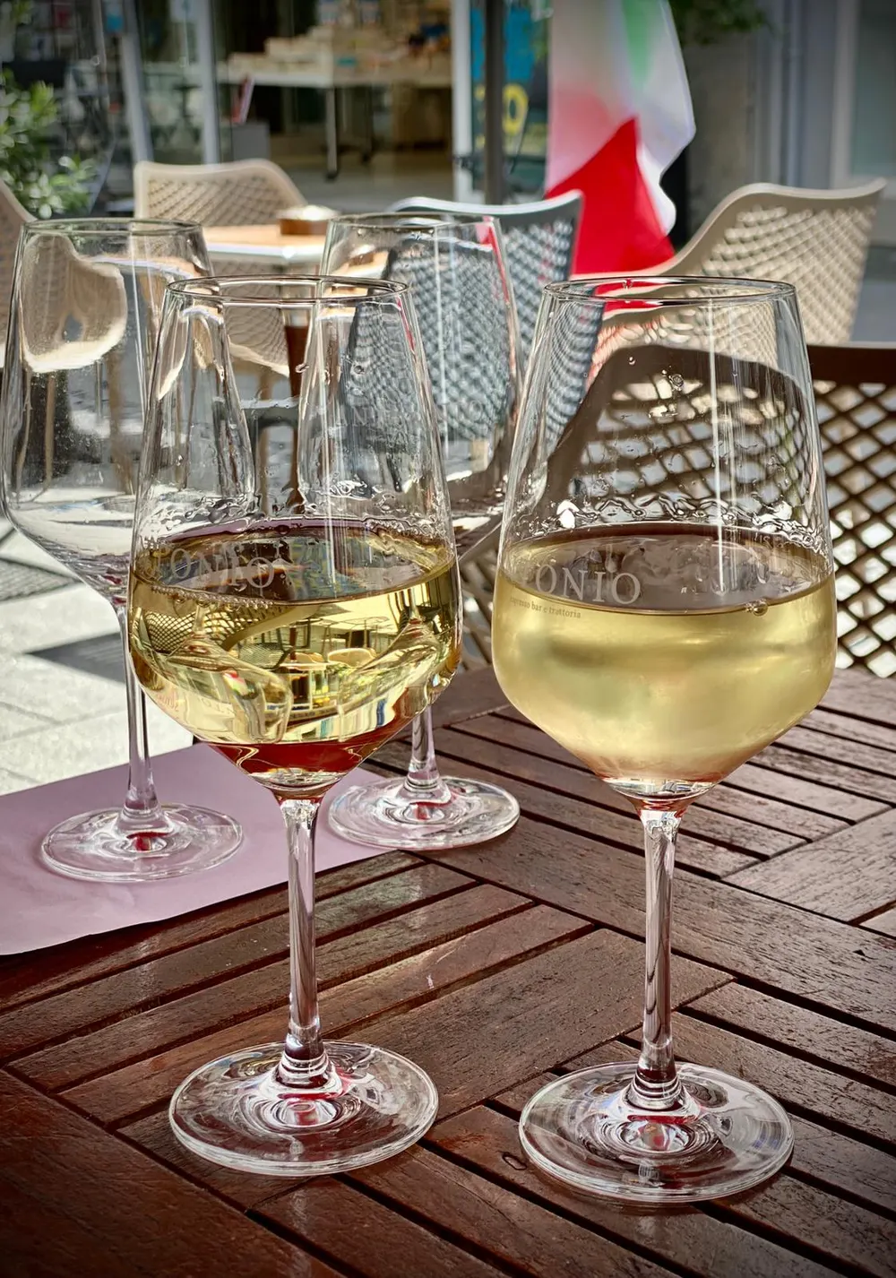 Weißwein, im Hintergrund die italienische Flagge