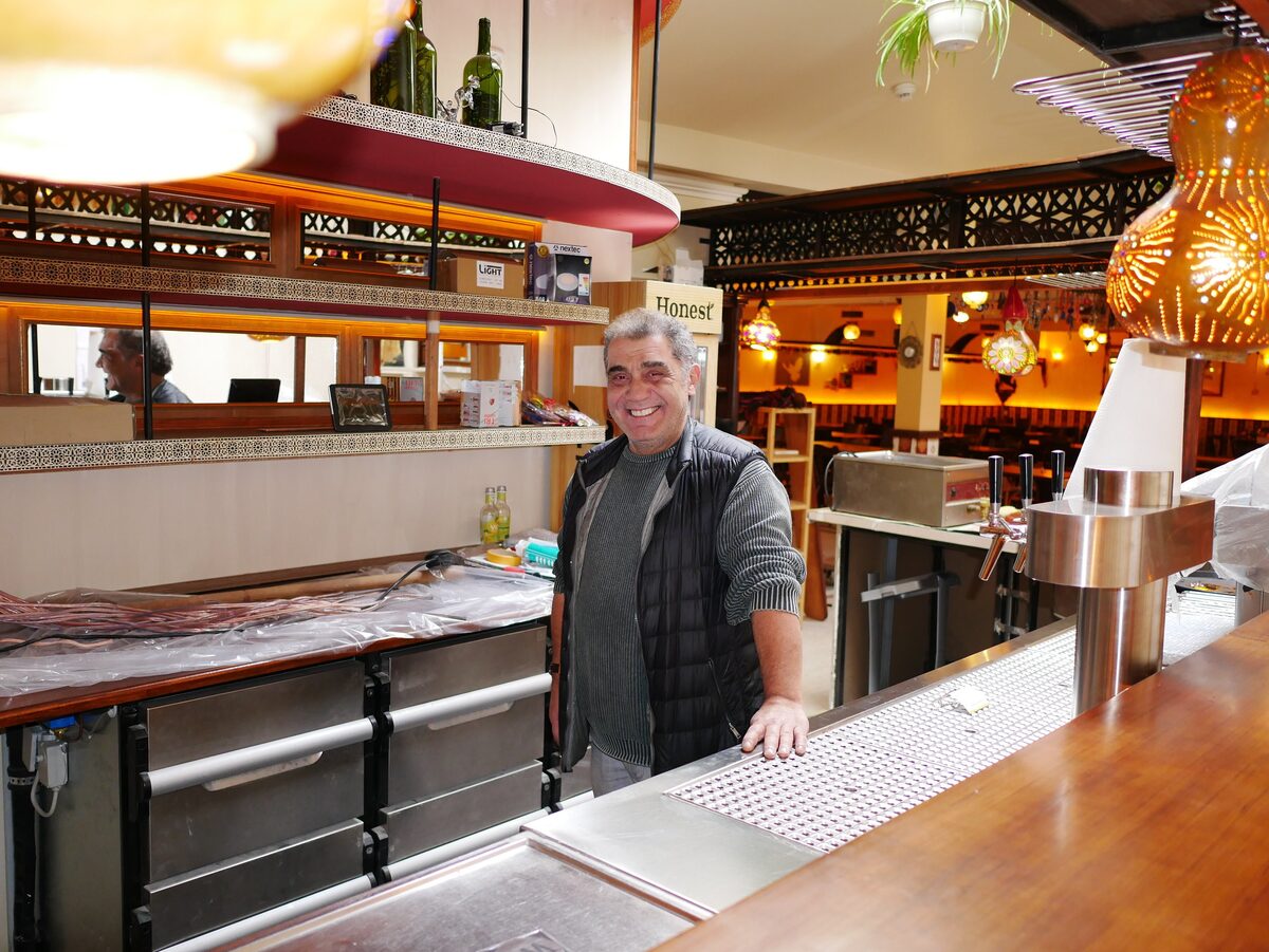 Der Gastgeber hinter dem Tresen des Café Trotzdem