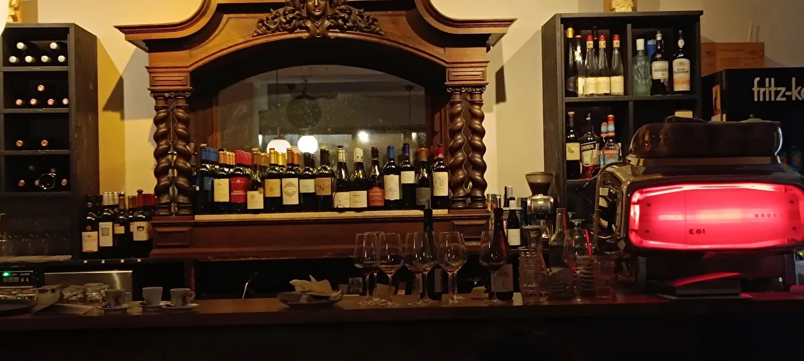 Der Weintresen mit dem Weinregal