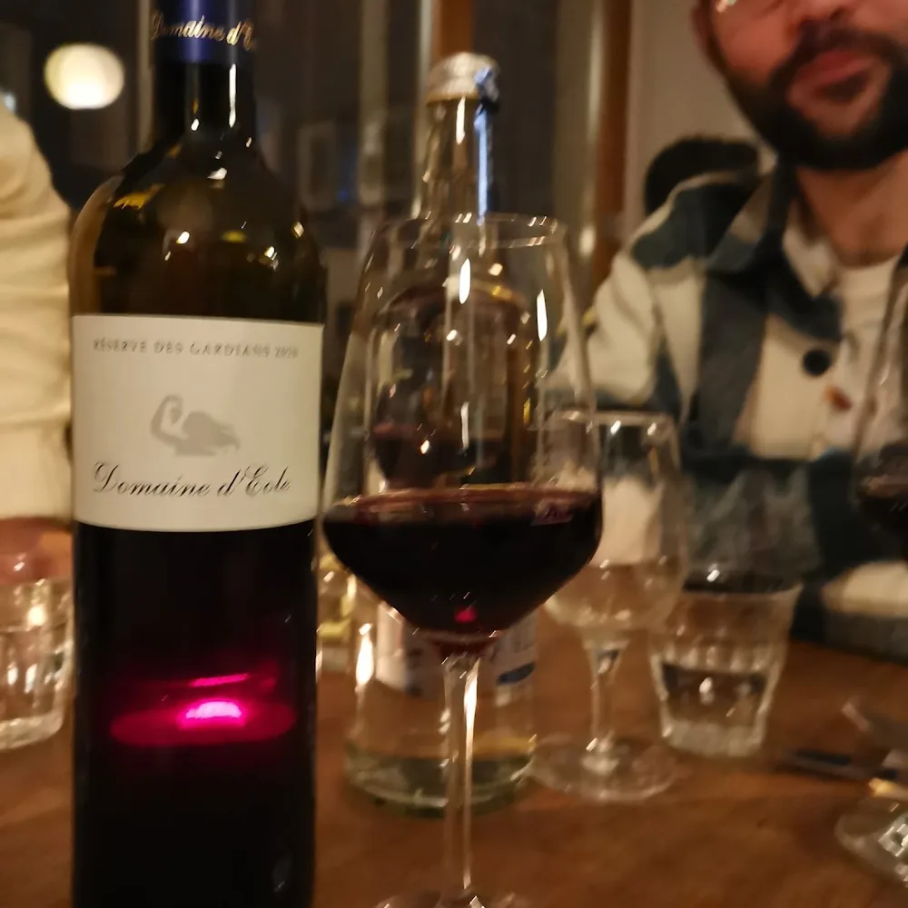 Wein und Gläser am Tisch